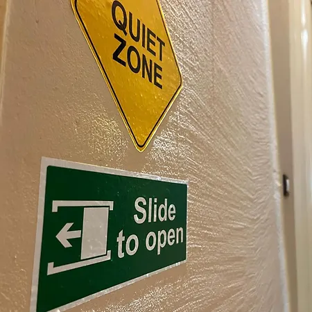 Queen-v Hostel *