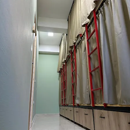 Queen-v Hostel