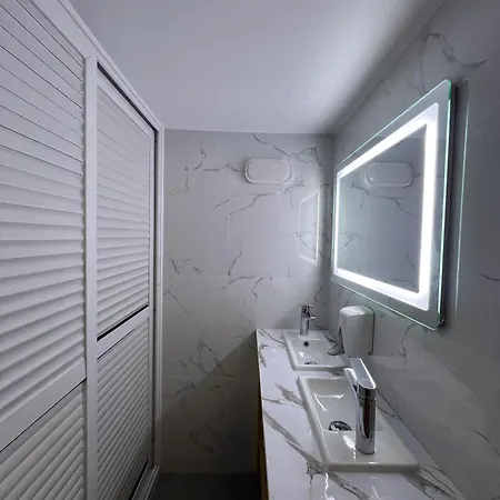 Queen-v Hostal Vlorë